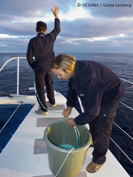 J. Molino y P. Rovirosa recogiendo nasas Gettysburg ©OCEANA / Gorka Leclercq