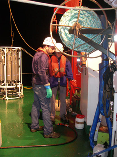 Trabajando de noche en cubierta / Night works on the deck ©ICM-CSIC