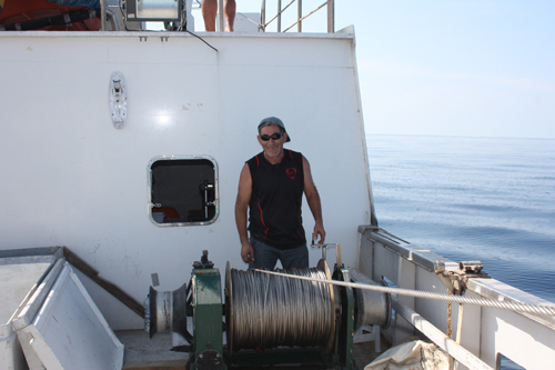 Pepe, el contramestre del “Isla de Alborán”, al mando de la maquinilla del cable. Hay que estar siempre pendiente de un posible enganche para soltar cable y maniobrar. 