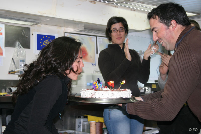 Celebración a bord, Alejandra Fernndez sopla la tarta de cumpleaños ©IEO