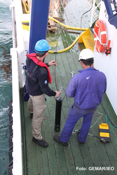 Preparando el perfilador de velocidad de sonido para arriarlo por el pórtico de estribor ©GEMAR/IEO Preparando el perfilador de velocidad de sonido para arriarlo por el pórtico de estribor ©GEMAR/IEO