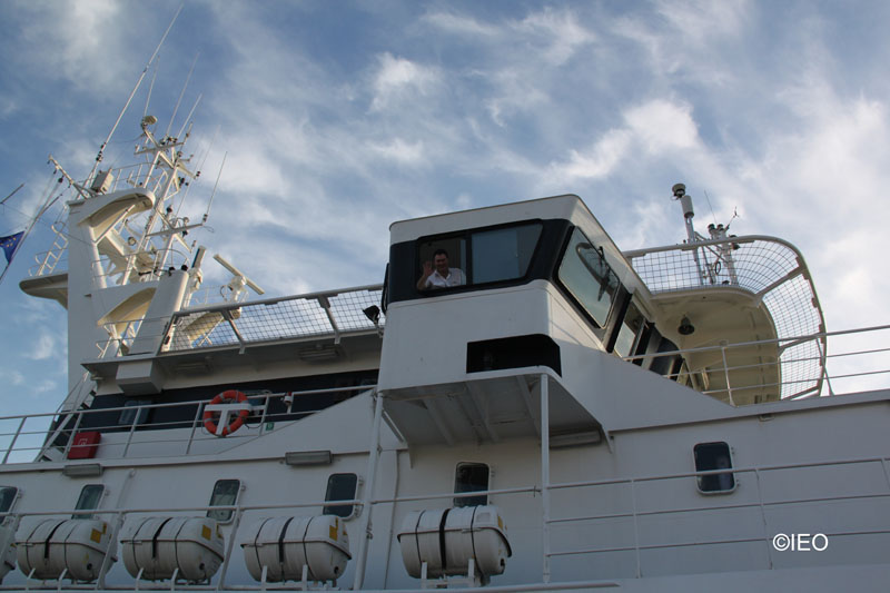 El Capitán nos saluda desde el puente al abandonar el barco ©IEO