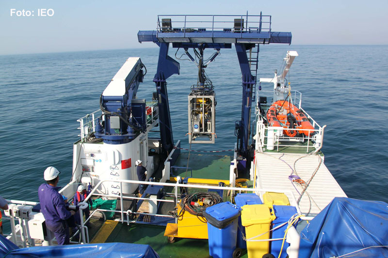 La popa del B/O Ramón Margalef operando con el ROV LIROPUS 2000 para realizar la primera excursión por los fondos del Golfo de Cádiz, tratando de observar el habitat 1180 de la Red Natura 2000 ©IEO