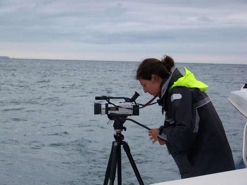 Grabando video para análisis del comportamiento de los cetáceos / Filming for the cetaceans behaviour analysis ©CEMMA