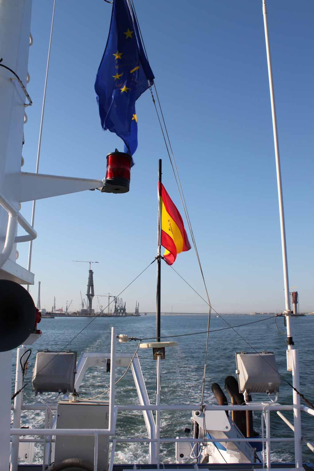 Por la popa del barco, surcando la bahía, dejamos los enormes pilares del nuevo puente en construcción ©IEO 