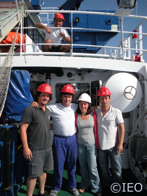 Equipo de cubierta de contingencia. De izquierda a derecha: Santiago Baluja, Alberto Chápela, Nieves López, Curro López. En la cubierta superior, a la maquinilla, José Costas ©IEO