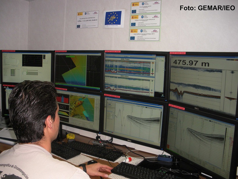 Gerardo Bruque a cargo de los controles de las sondas batimétricas y de la sísmica de muy alta resolución, pasa la noche, junto a Daniel Gutiérrez de la Flor, observando las pantallas en las que van apareciendo las imágenes del fondo marino a medida que e