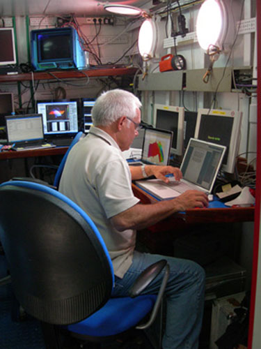 Josep María Gili, científico del CSIC, escribiendo el mensaje / Josep María Gili, CSIC scientist, is writing a message ©ICM-CSIC