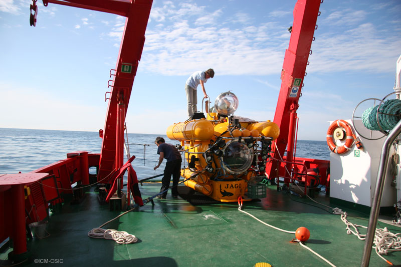 ©El submarino JAGO en cubierta apunto de ser sumergido en el Cañón de Creus ©ICM-CSIC