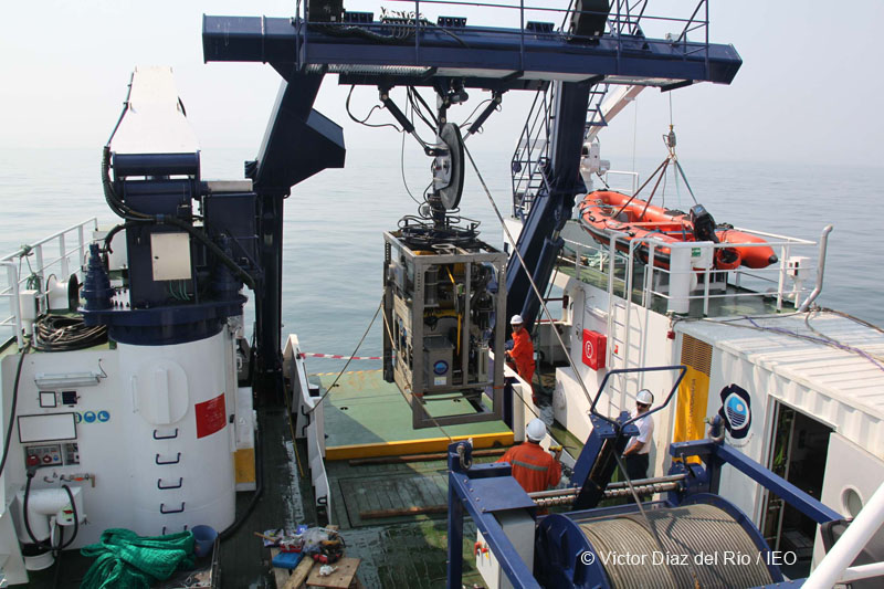 Técnicos supervisan el funcionamiento del ROV Liropus instalado en la popa del barco ©Víctor Díaz del Río/IEO
