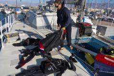 Lannois preparando equipos de buceo ©OCEANA / Pitu Rovirosa