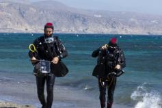 T. Lannois y G. Leclercq saliendo del agua en Roquetas de mar ©OCEANA / Pitu Rovirosa