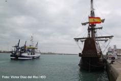 El B/O Ramón Margalef navega hacia la bocana del puerto dejando por estribor al galeón La Pepa. Un panorama singular que nos hace pensar en la dureza de la navegación de entonces ©IEO