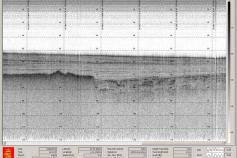 Captura de pantalla de la sonda paramétrica, en la que se observa el nivel basal fuertemente erosionado, sobre el que se desarrolla un depósito en cuña, con la pendiente hacia la derecha ©IEO