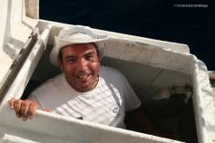 Juan, el patrón del “Isla de Alborán”, vuelve de inspeccionar la bodega. Foto: Agustín Barrajón.