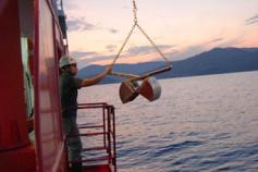 Draga de sedimento Van Veen en el momento de ser lanzada al agua desde estribor del buque / Van Veen sampler in the right moment in which is launched to the water from the starboard ©ICM-CSIC