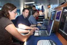 Laboratorio de control de los sistemas geoacústicos. Desde estos ordenadores controlamos los sistemas de prospección muy sofisticados con los que está equipado el buque: multihaz y sísmica de muy alta resolución (TOPAS). Con ellos investigamos la geomorfo